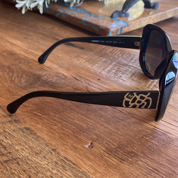 Chanel Camellia Black and Gold Polarized Sunglasses Like New! - Picture 6 of 15